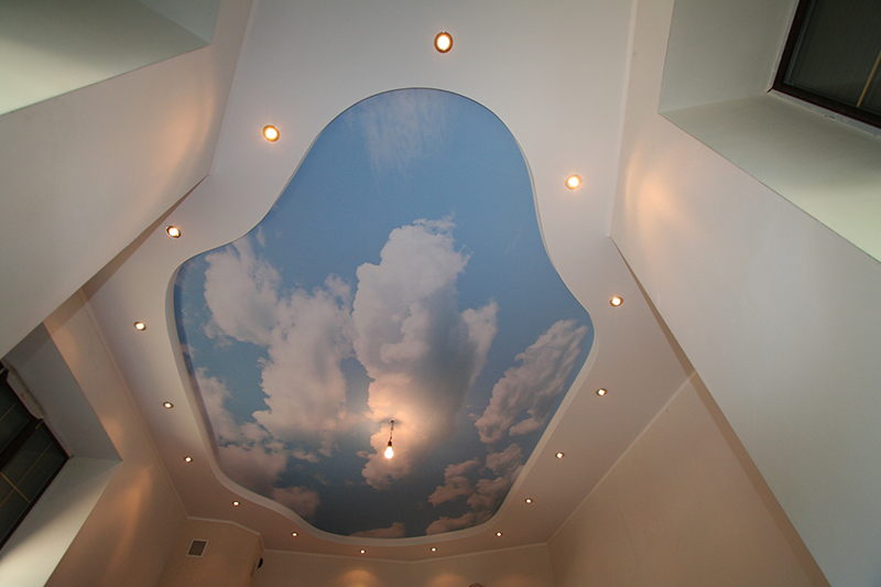 В объемном рисунке на потолке глубину композиции формируют губкой