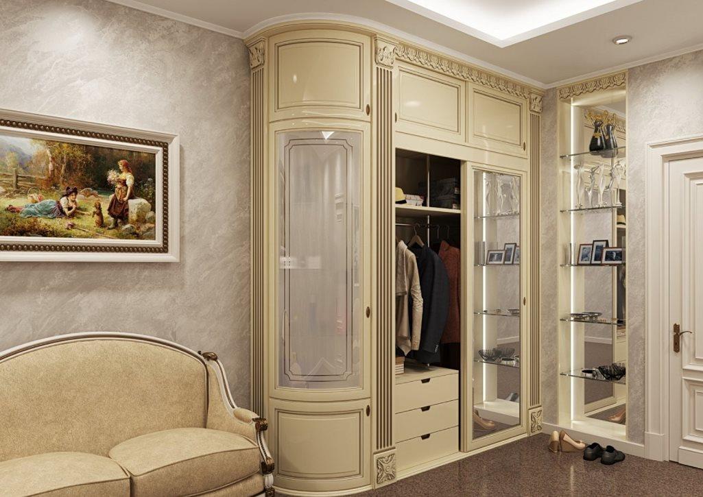 Обязательными элементами в классической прихожей являются массивный шкаф с витриной и стильный диванчик светлого цвета