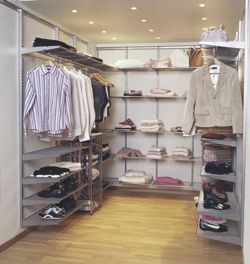 Любая гардеробная обязательно должна включать открытые полочки, выдвижные шкафчики и место для хранения обуви