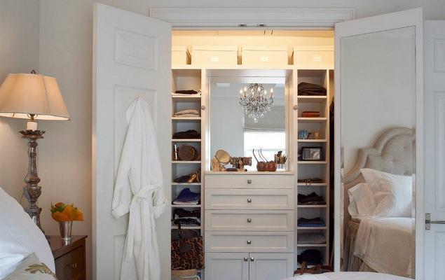 Мини-гардеробная — это отличное решение, которое позволит сделать пространство в спальне функциональным и практичным