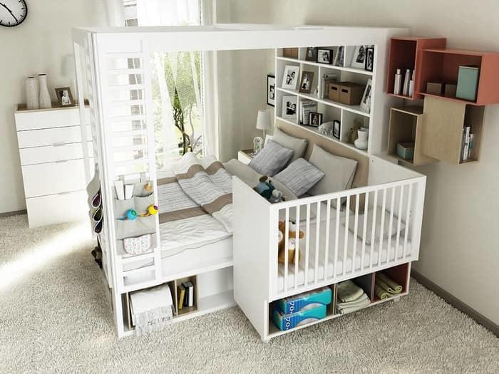 Когда в семье появляется малыш, родителям необходимо продумать расположение детской кроватки в спальне