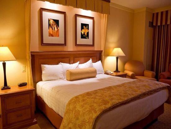 Теплые тона в спальне создают уютную и расслабляющую атмосферу