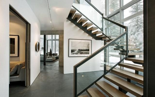 Сделать интерьер оригинальным и интересным в загородном доме вам поможет современная стильная лестница