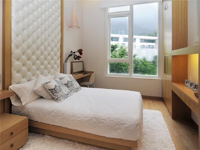 Для оформления маленькой спальни следует использовать дизайнерские приемы, позволяющие визуально увеличить пространство помещения