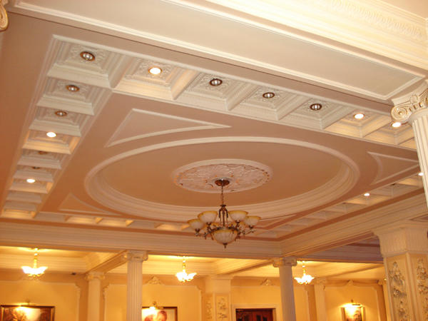 Современные потолки из гипсокартона фото для гостиной стиле классика