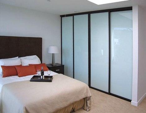 Встроенный шкаф купе в спальне поможет не только сэкономить полезное пространство, но и украсит интерьер комнаты 