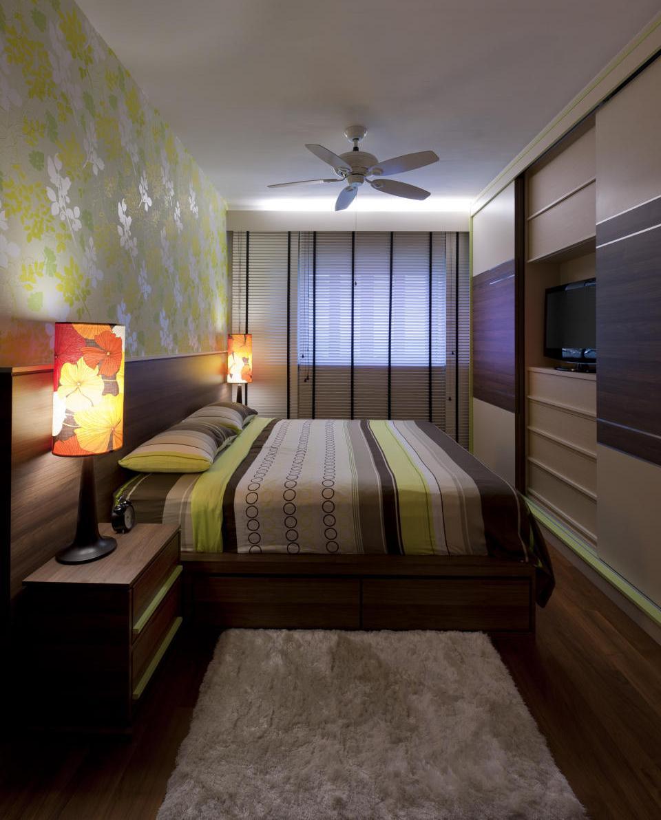 Отличный вариант для узкой спальни – это стильная кровать, которая стоит поперек комнаты 