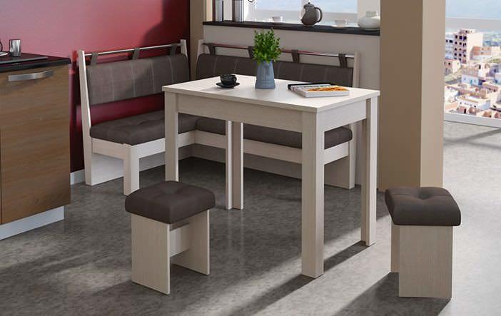 В идеале, мебель и интерьер кухни должны включать в себя всего несколько цветовых оттенков и идеально дополнять друг друга