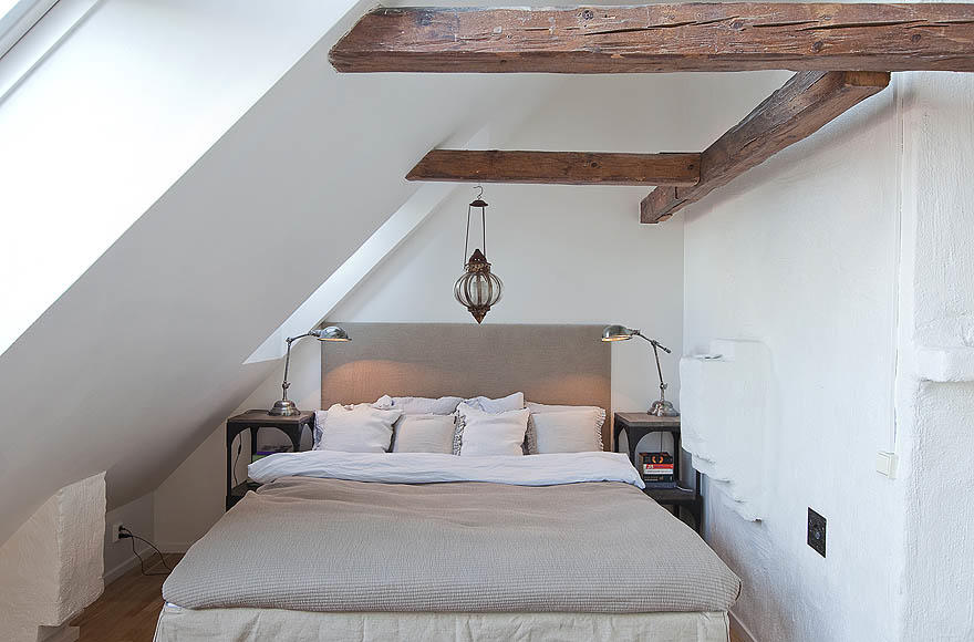 Скандинавский стиль прекрасно подходит для оформления спальни в чердачном помещении