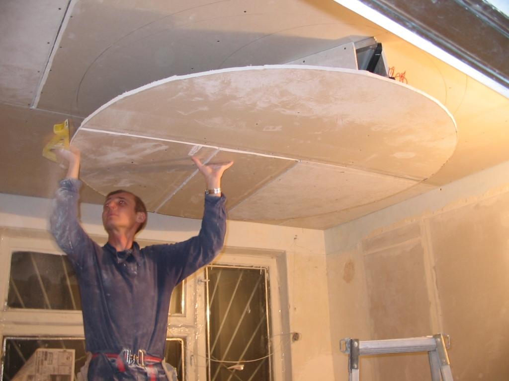 Успех выполнения любого вида отделки потолка будет зависеть от качественно проведенных подготовительных работ