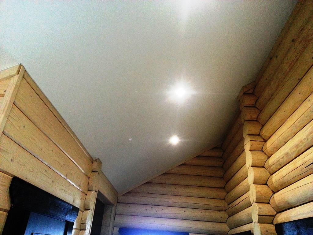 Дополнительно натяжной потолок можно украсить точечными светильниками