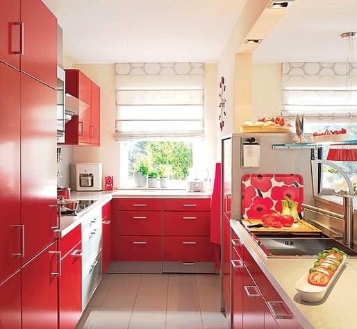 Красный цвет довольно универсален, ведь сочетается практически с любыми кухнями, в том числе и с узкими