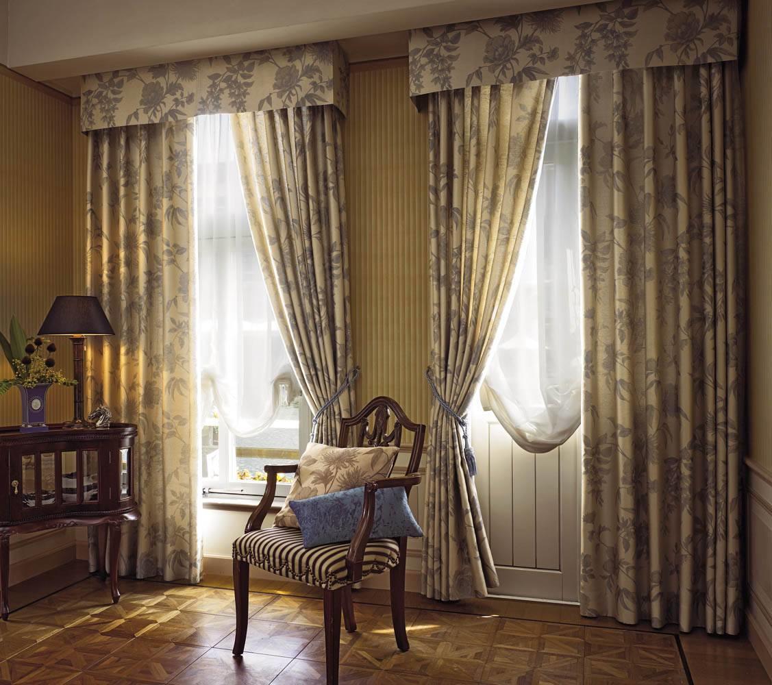 При помощи оригинальных штор можно сделать гостевую комнату более привлекательной