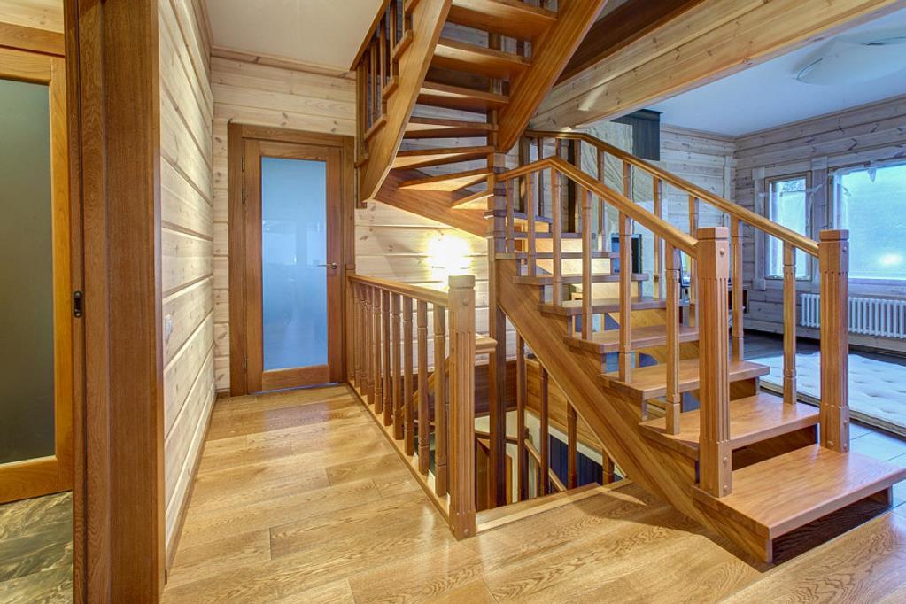 Преимуществами деревянной лестницы являются ее красивый дизайн и долговечность
