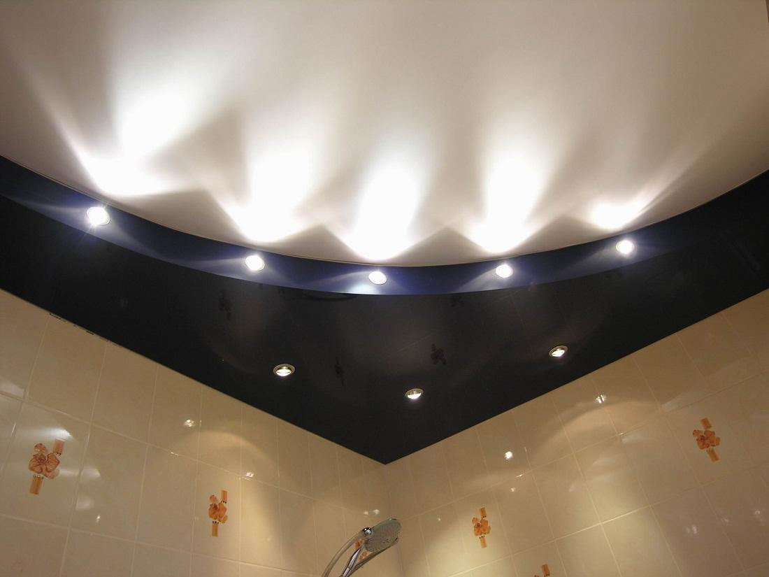 Если ванная комната небольшая, то в качестве освещения рекомендуется применять точечные светильники 