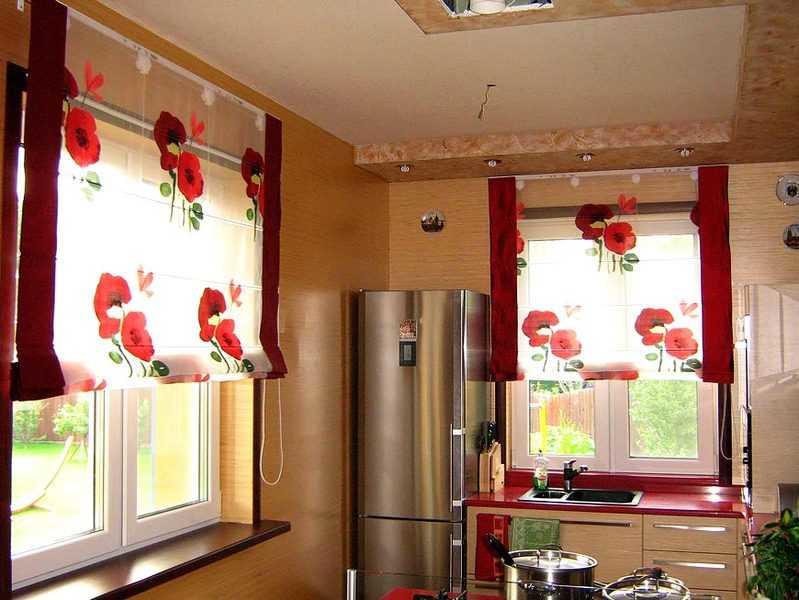 Если вы желаете разнообразить интерьер, то можно пошить шторы из ткани с рисунками цветов или другими узорами