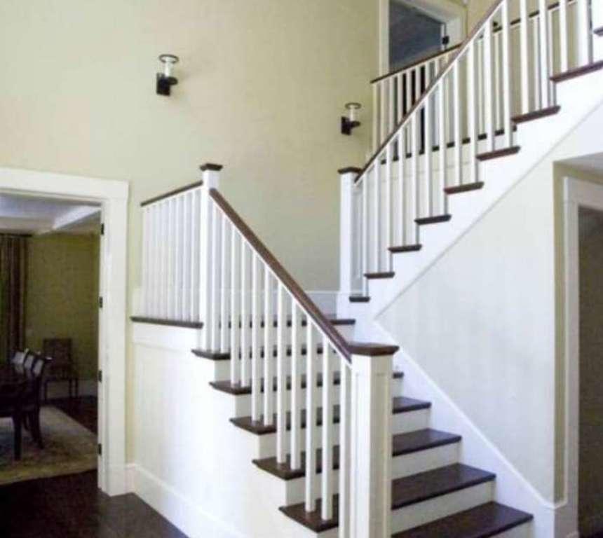 Если вам нужна красивая и легкая конструкция, тогда отличным вариантом станет лестница в стиле прованс