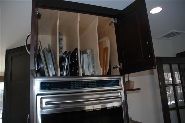 Удобные вертикальные лотки для хранения кухонной утвари