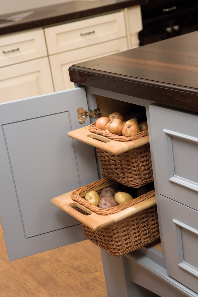 Оригинальный дизайн системы хранения продуктов и кухонных принадлежностей от Dura Supreme Cabinetry