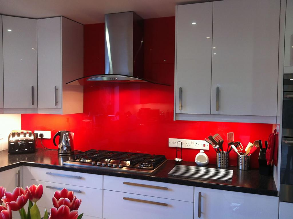 Креативный дизайн стеклянного кухонного фартука красного цвета