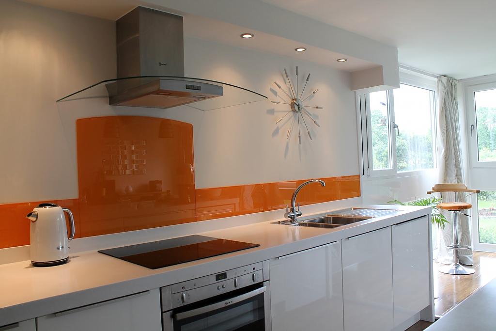 Креативный дизайн стеклянного кухонного фартука оранжевого цвета