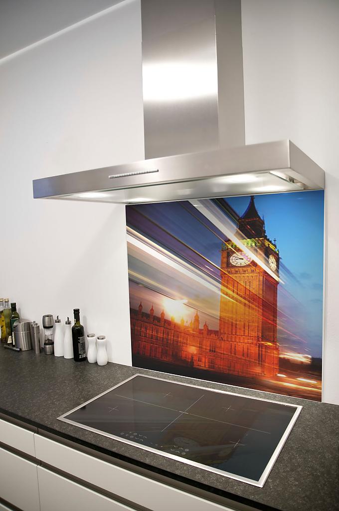 Фото кухонных фартуков из стекла: креативный вариант с фотопринтом Big Ben