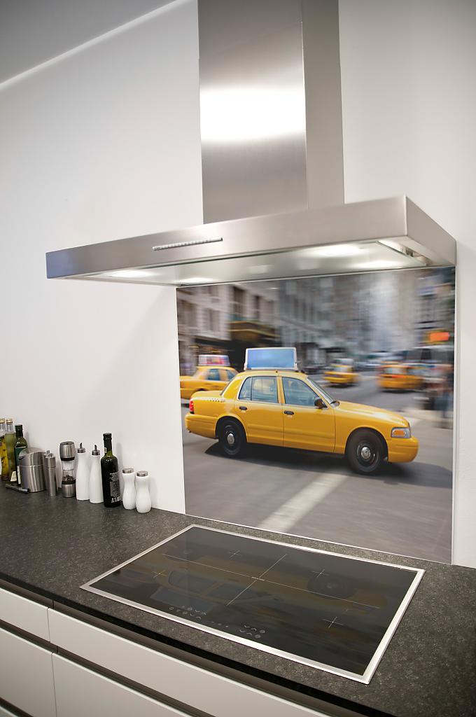 Креативный дизайн стеклянного кухонного фартука с фото-принтом городской улицы