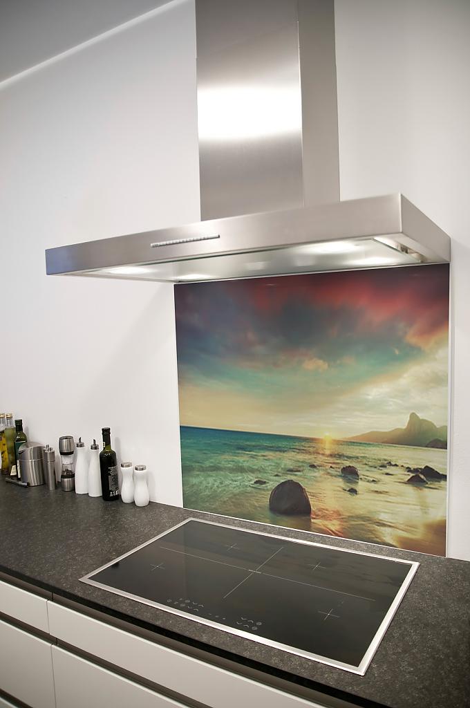 Креативный дизайн стеклянного кухонного фартука с фото-принтом морского побережья