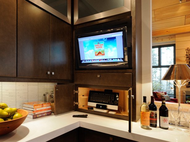 Встроенный телевизор в интерьере кухни