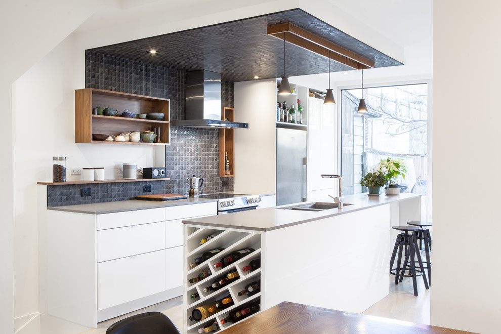 Кухонный остров с винными полками в дизайне кухонной комнаты