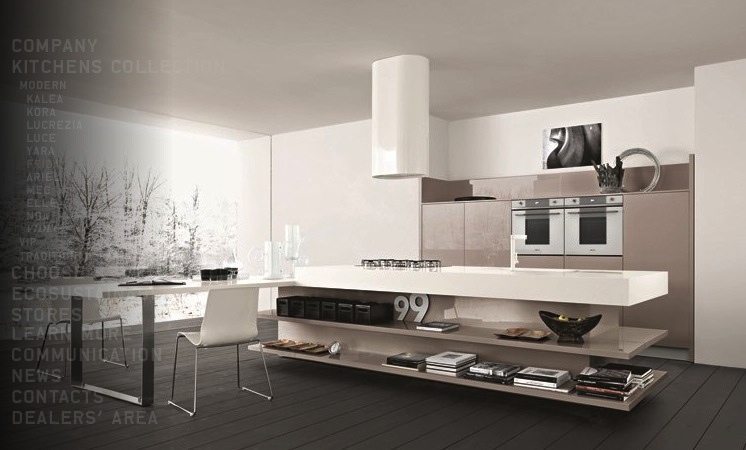 Дизайн светлого кухонного острова с глянцевыми полками бежевого цвета в интерьере