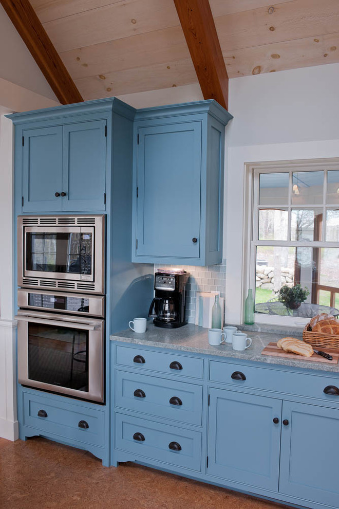 Стильный дизайн рабочей зоны кухни - синий цвет в интерьере