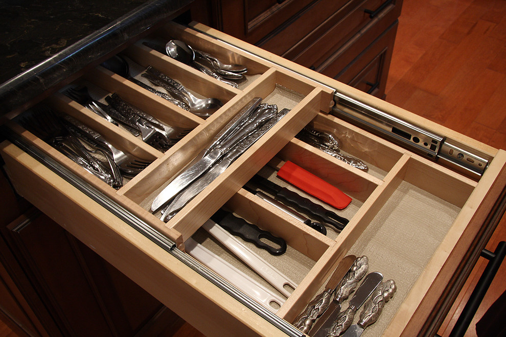 Стильный дизайн рабочей зоны кухни - разделители в ящике со столовыми приборами
