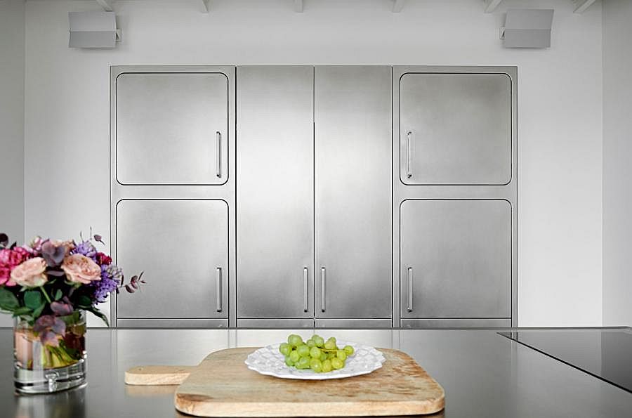 Стальной шкаф в интерьере кухни