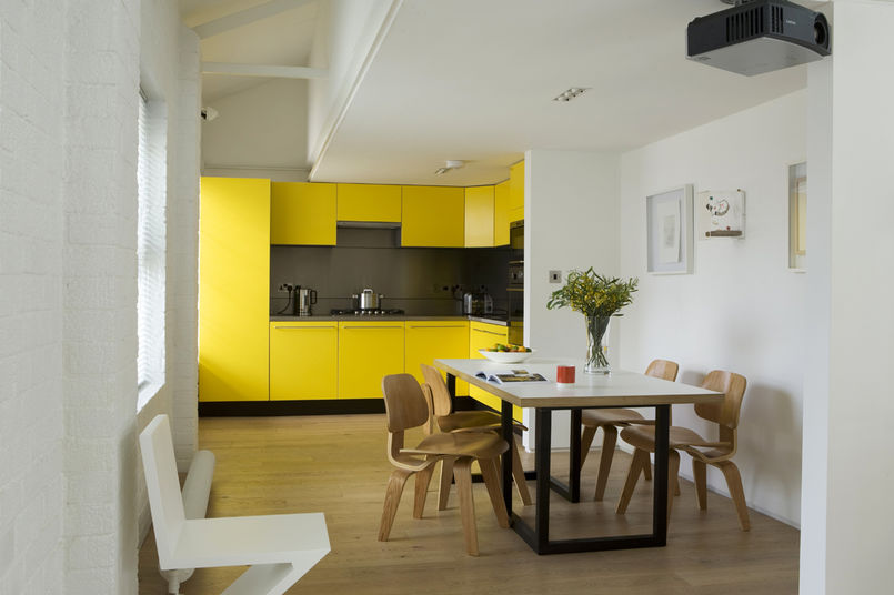 Интерьер кухни в современном стиле - желтые и белые цвета