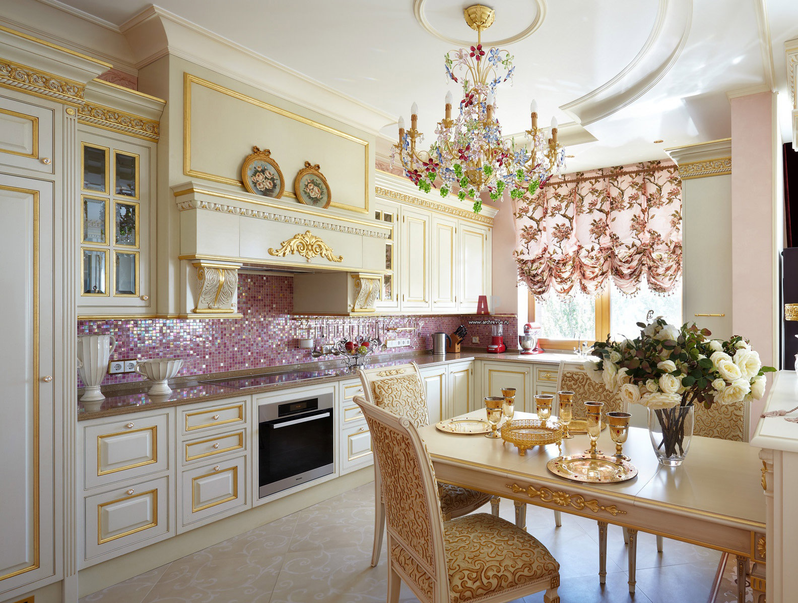 Розовая мозаика в интерьере современной кухни
