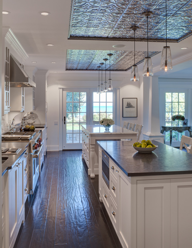Белая кухня с красиво декорированным потолком