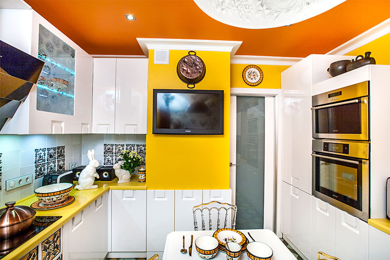 Оформление интерьера кухни в жёлтой гамме от Вероники Андриховой