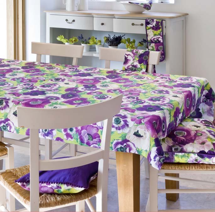 Кухонная скатерть с цветочным принтом в фиолетовых оттенках на обеденном столе