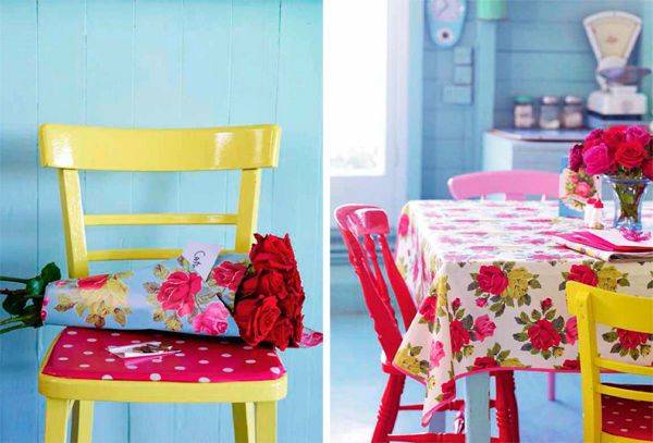 Фотоколлаж: букет живых роз на красном стуле и кухонная скатерть с цветочным принтом на обеденном столе