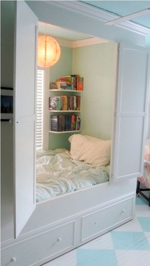 Кровать-шкаф в дизайне детской комнате в гостиной