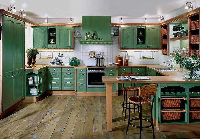 Зеленая кухня в частном доме
