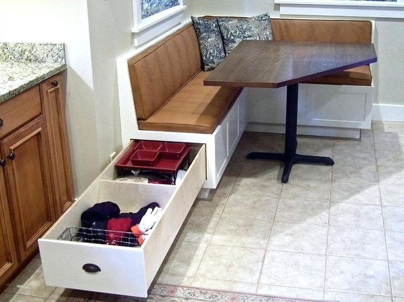 Кухонный уголок с выдвижным ящиком