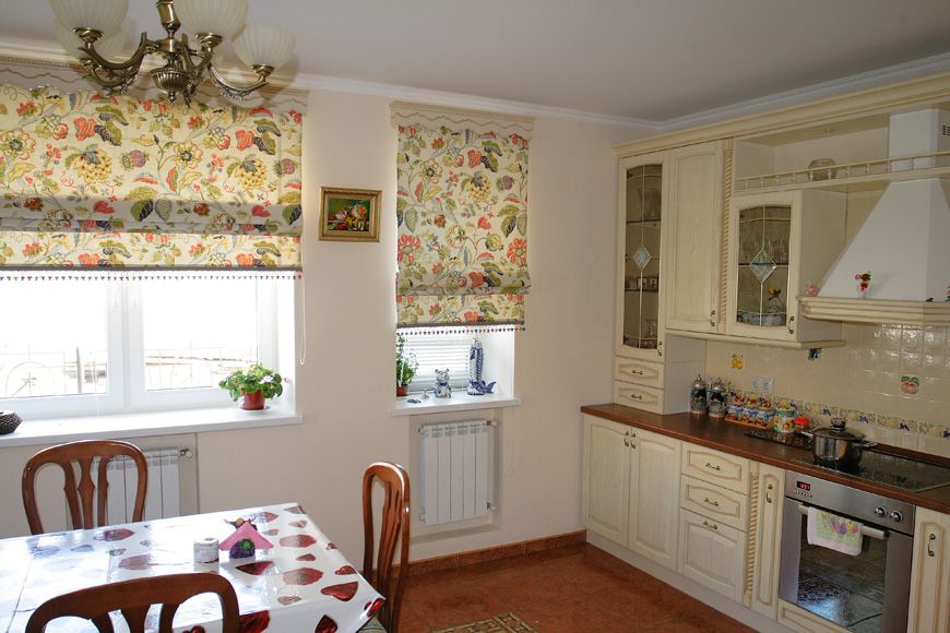 Цветочные римские шторы на кухне
