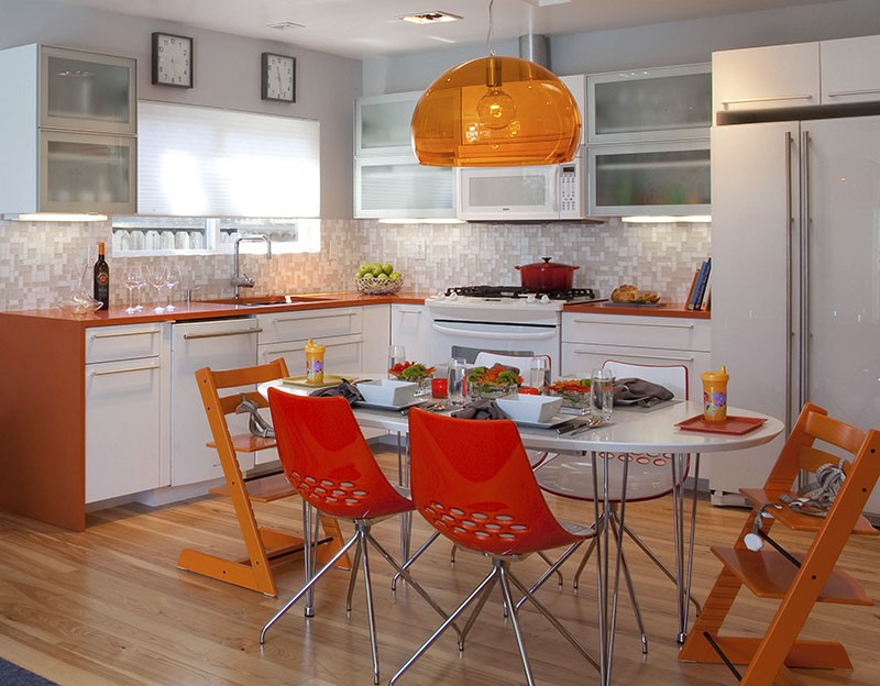 Оранжевые стулья, люстра и столешница кухни