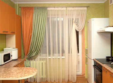 Буйство цвета на кухне с балконом