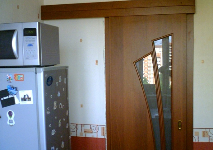 Двери-купе на небольшой кухне позволяют сэкономить свободное пространство