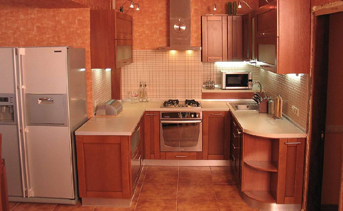 П-образная планировка кухни позволяет практично обустроить пространство даже на небольшой площади