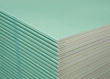 Гипсокартон – это многослойный лист, состоящий из слоя гипса и защищенный с внешних сторон вклеенным картоном. Прочность гипса обеспечивает армирование внутреннего слоя стекловолокном.