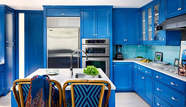 Преобладание синего цвета в интерьере классической кухни будет выигрышным вариантом при правильном подходе